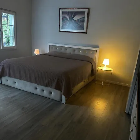 Gasthuis Cozy For 2 In Tirana